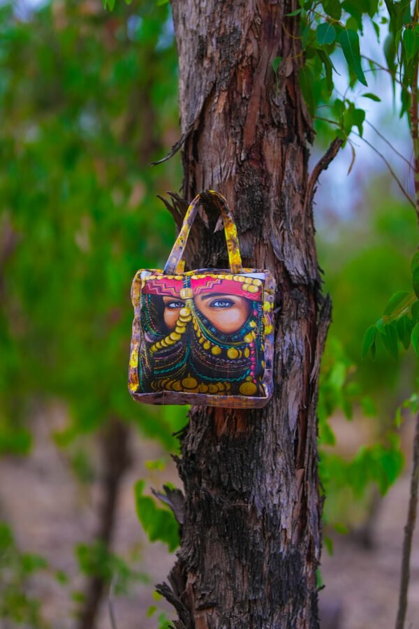 Heritage Handbag featuring an elegant Moroccan woman design. Stylish, durable, and rich in cultural heritage.